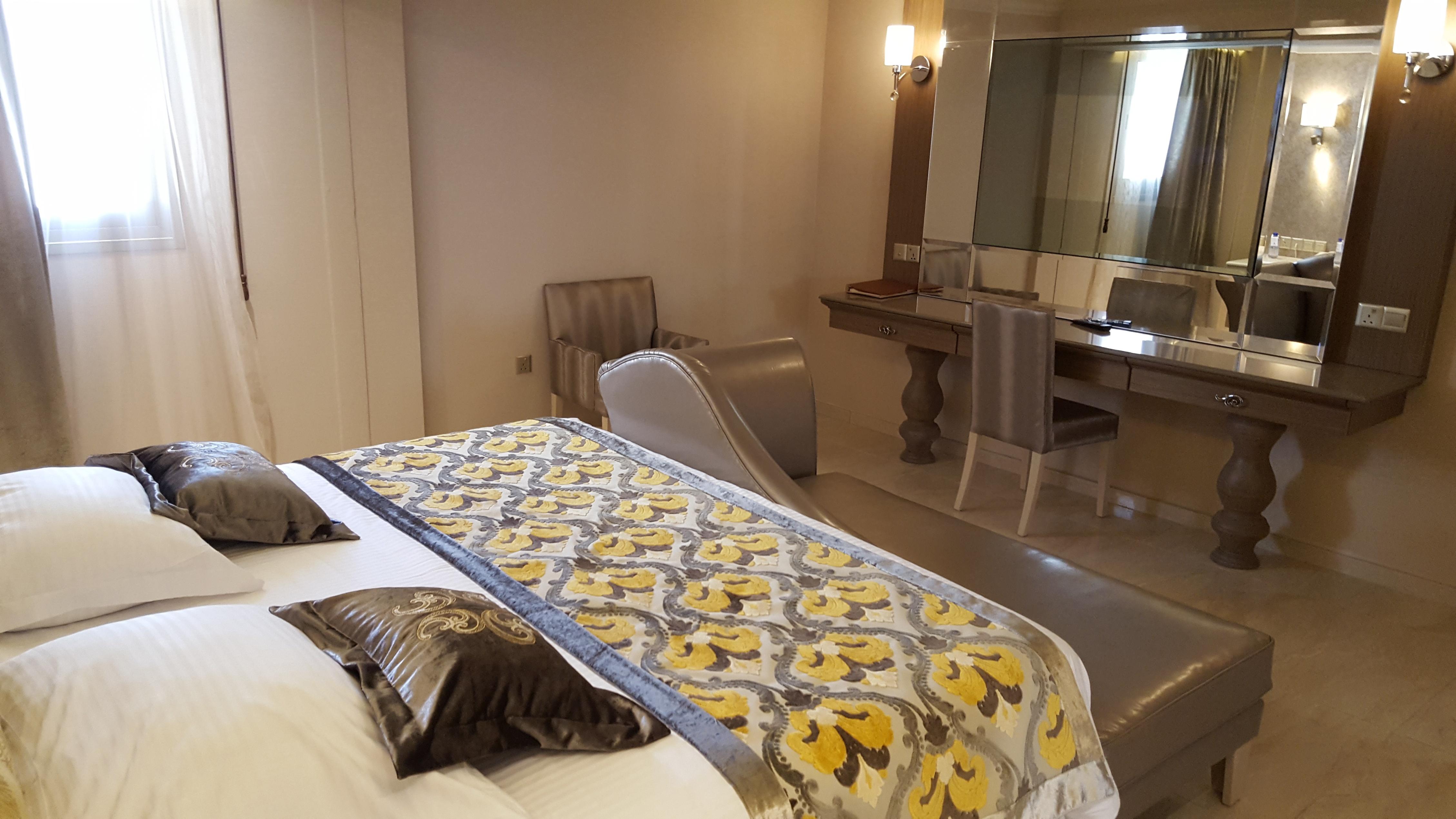 Adams Beach Hotel & Spa (Adults Only) Ayia Napa Esterno foto A suite on board the Queen Mary 2