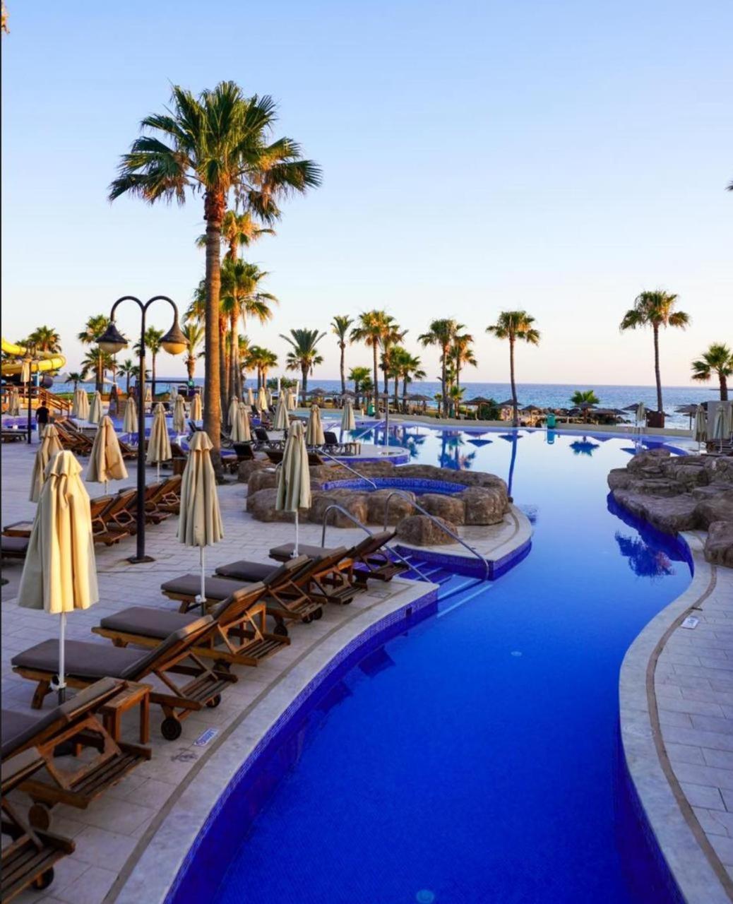 Adams Beach Hotel & Spa (Adults Only) Ayia Napa Esterno foto A pool at the Nissi Beach Hotel