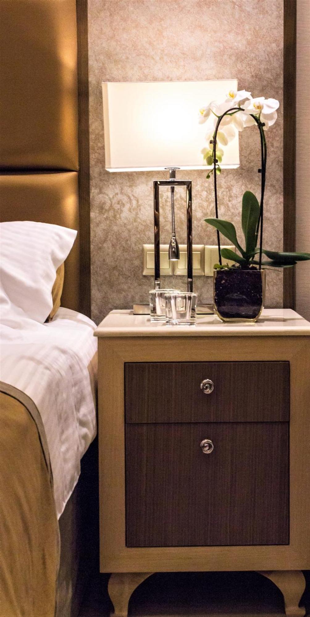 Adams Beach Hotel & Spa (Adults Only) Ayia Napa Esterno foto A nightstand
