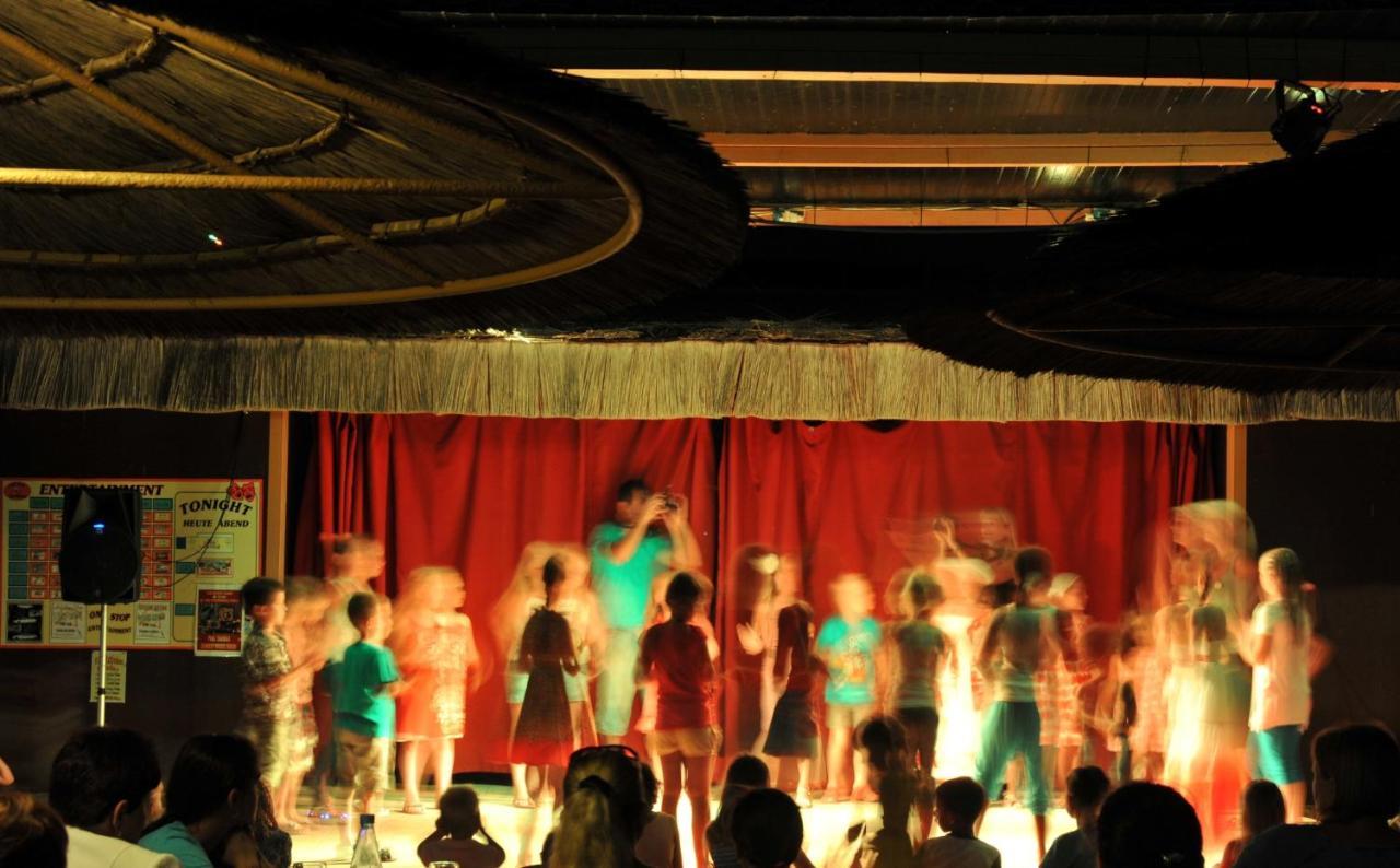 Adams Beach Hotel & Spa (Adults Only) Ayia Napa Esterno foto A dance class at a hotel in Antalya, Turkey